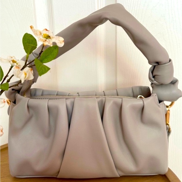 Handbags - PUFFER PURSE ~ Women’s light gray crossbody w/removable straps for handbag